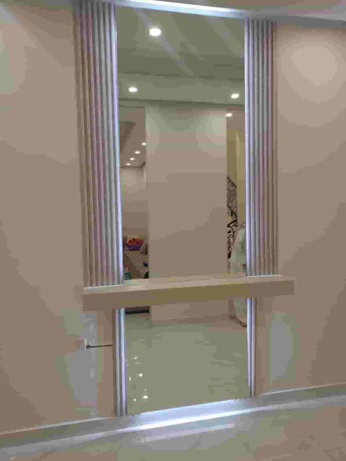 All glass installation technician