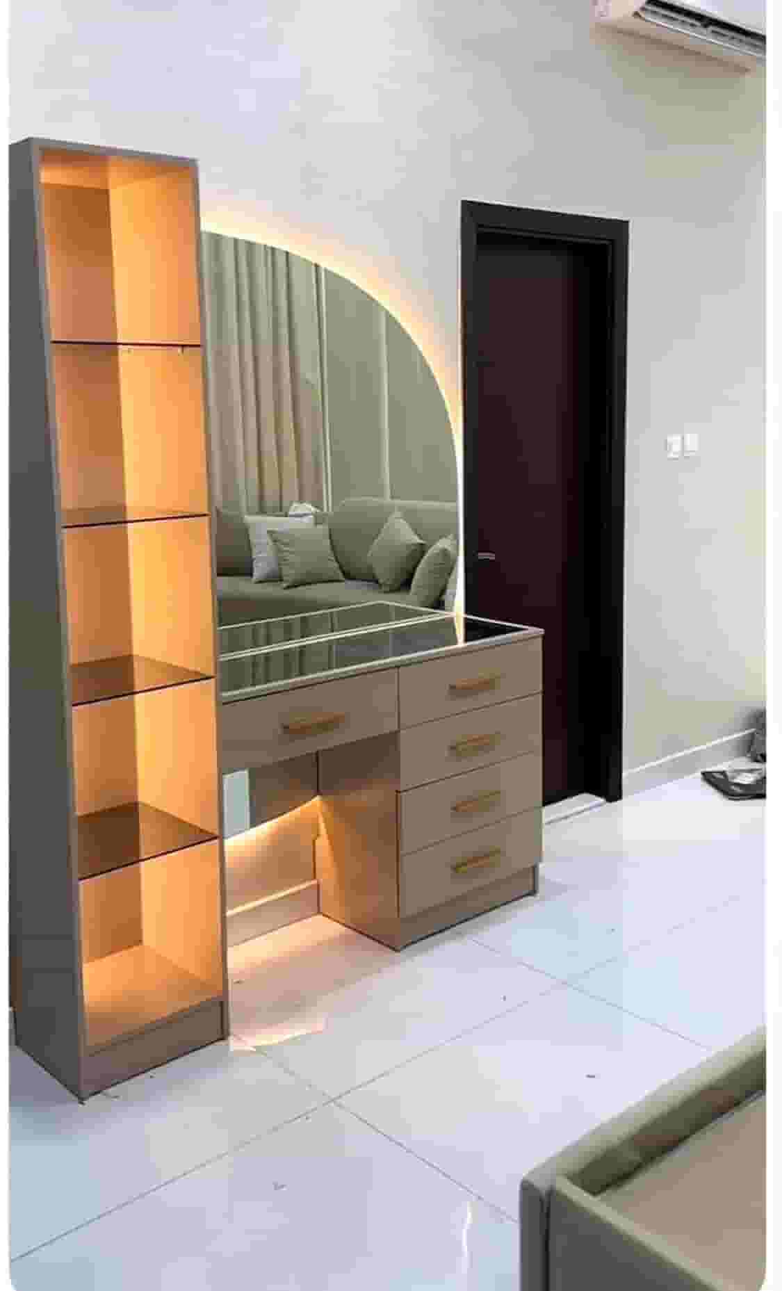 Carpenter to separate the screws and beds