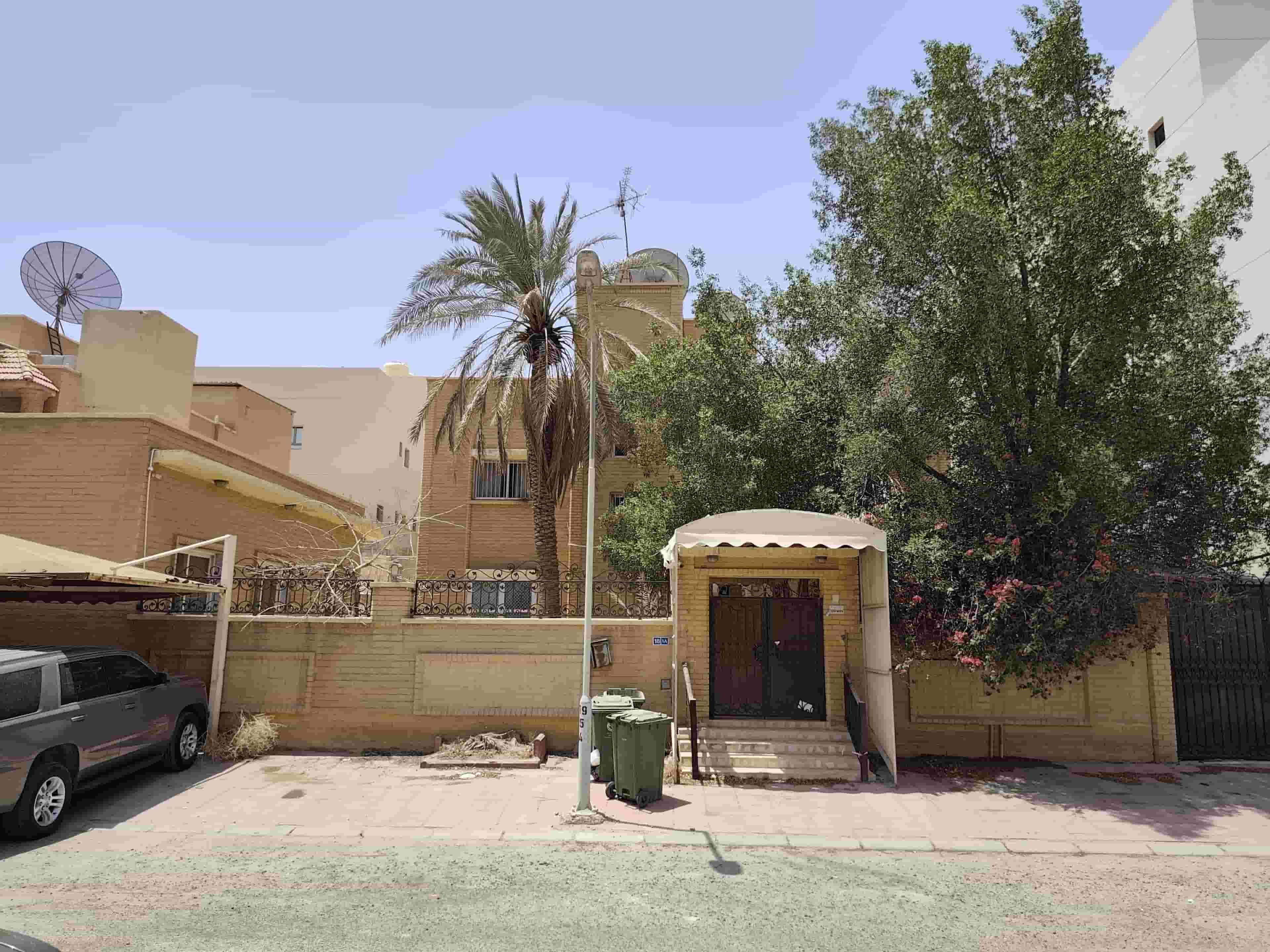 For sale a demolition house in Al-Surra 750 meters