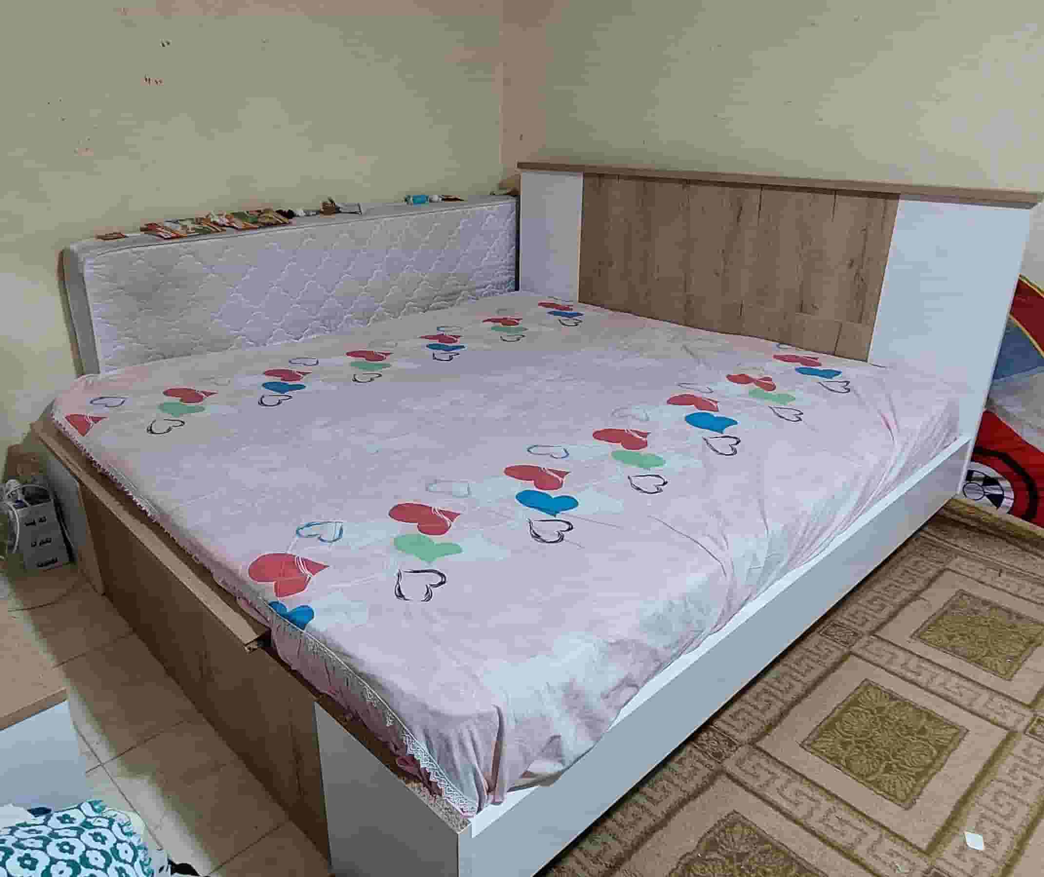 سرير كبير للبيع