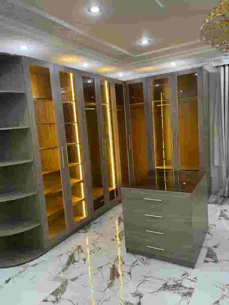 Carpenter maintenance and separation of decoration and furniture