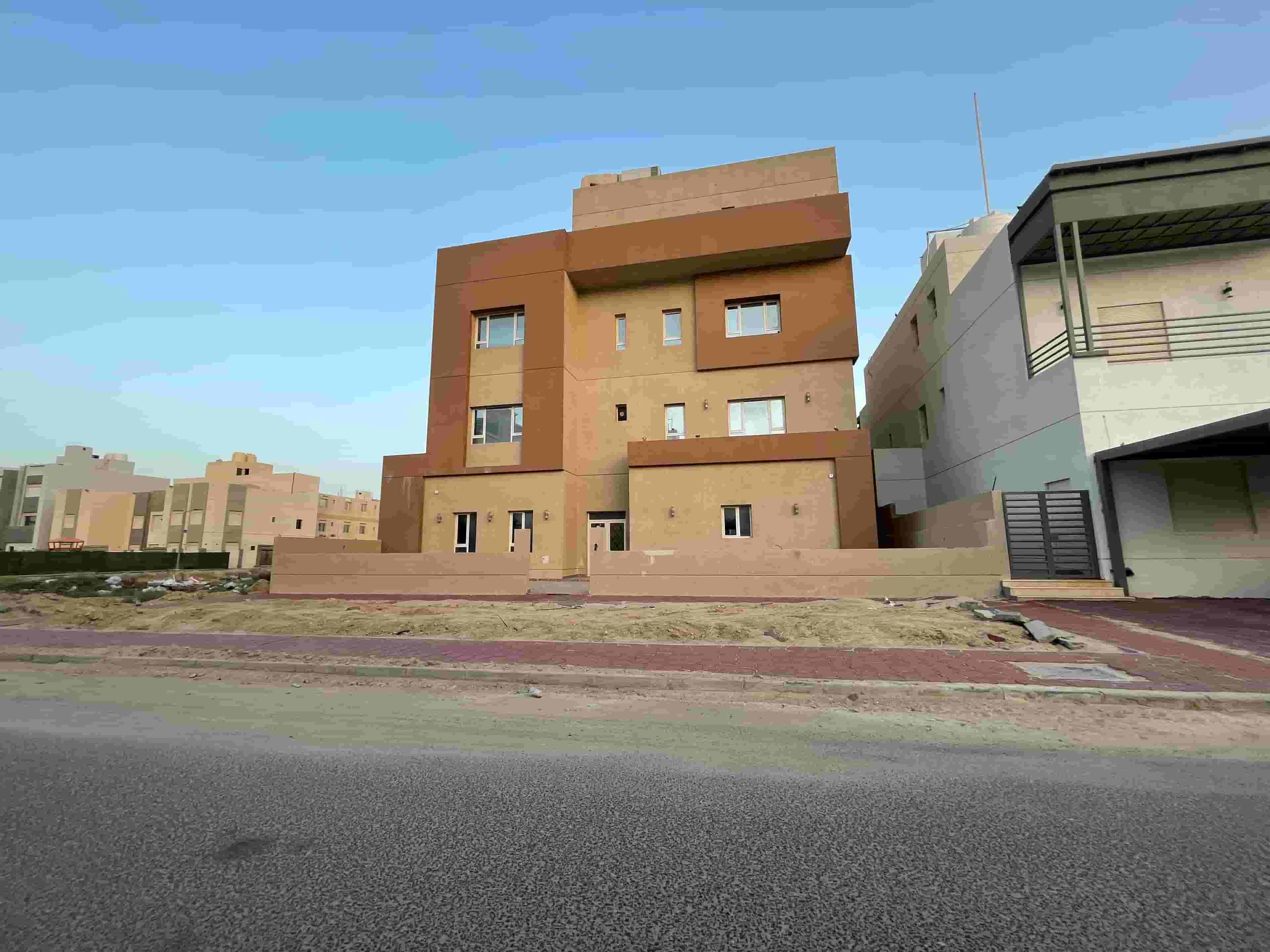 للبيع بيت الوفره المساحه 600 متر 