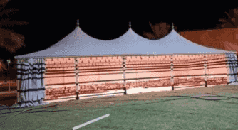 فني متخصص في فك وتركيب الخيام