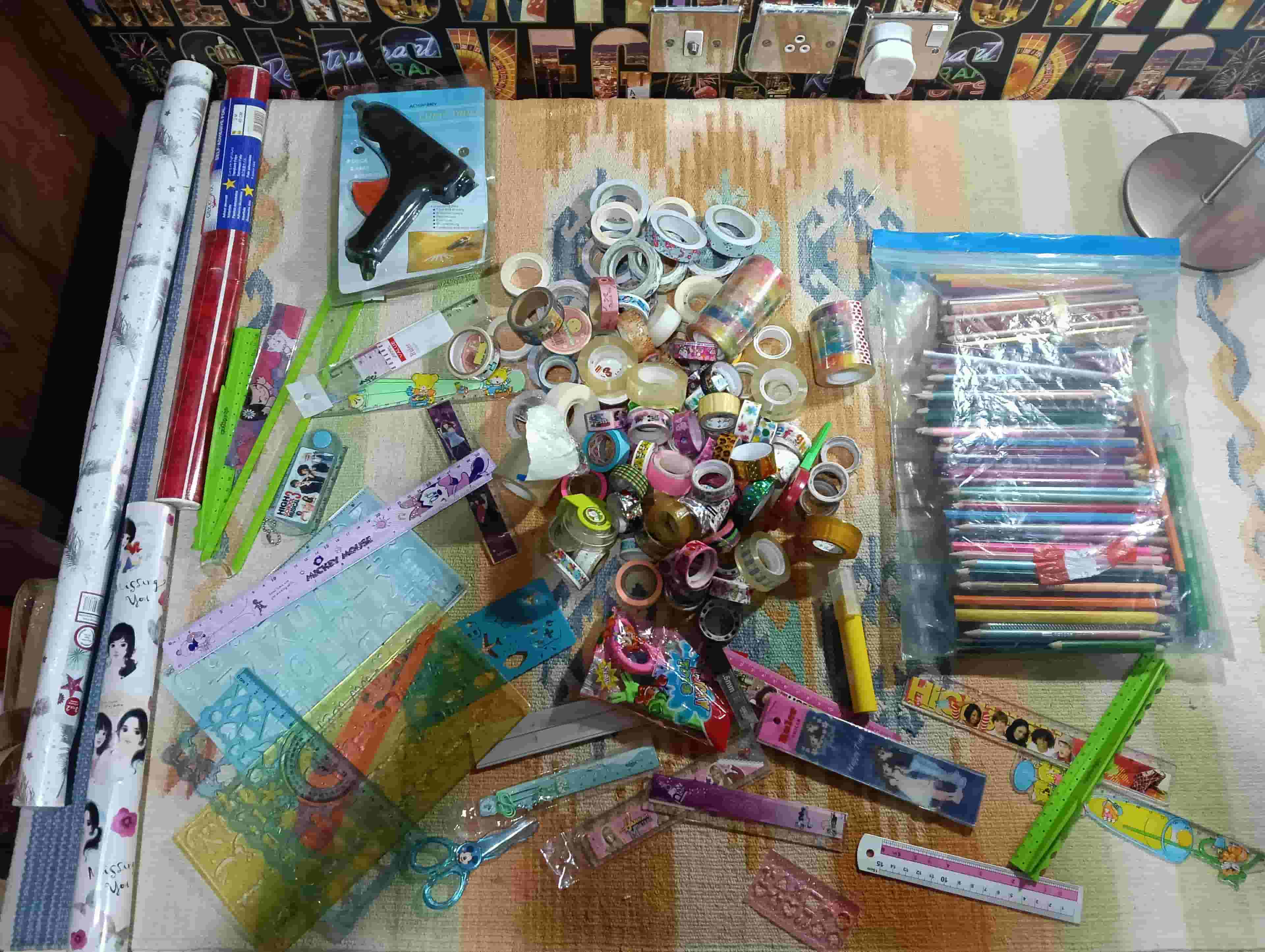A variety of miscellaneous items for the home