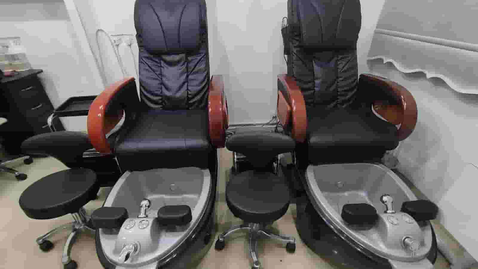 For sale 2 pedicure and manicure chairs with two jacuzzi feet