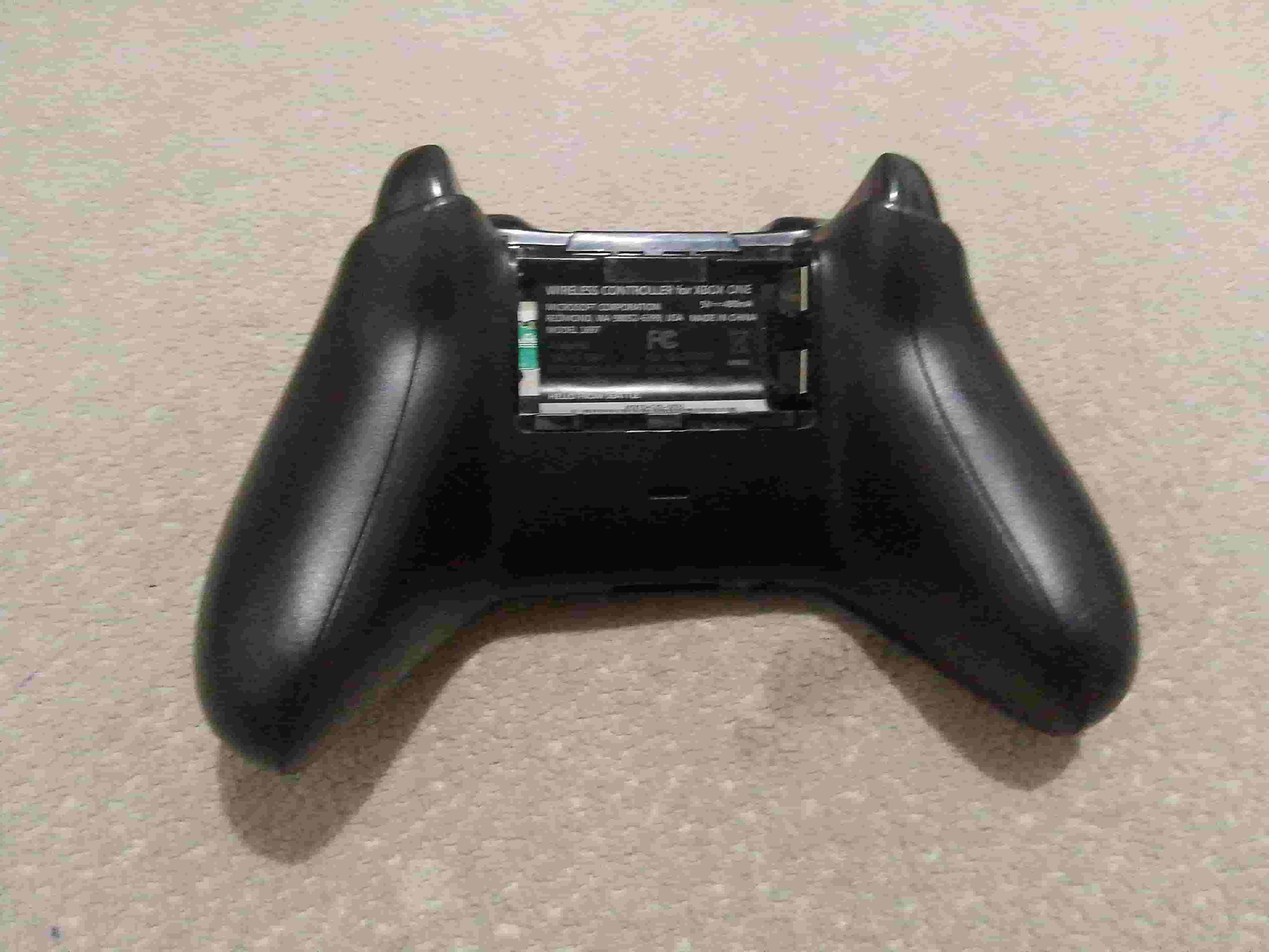 For sale PlayStation Xbox One controller 8 dinars