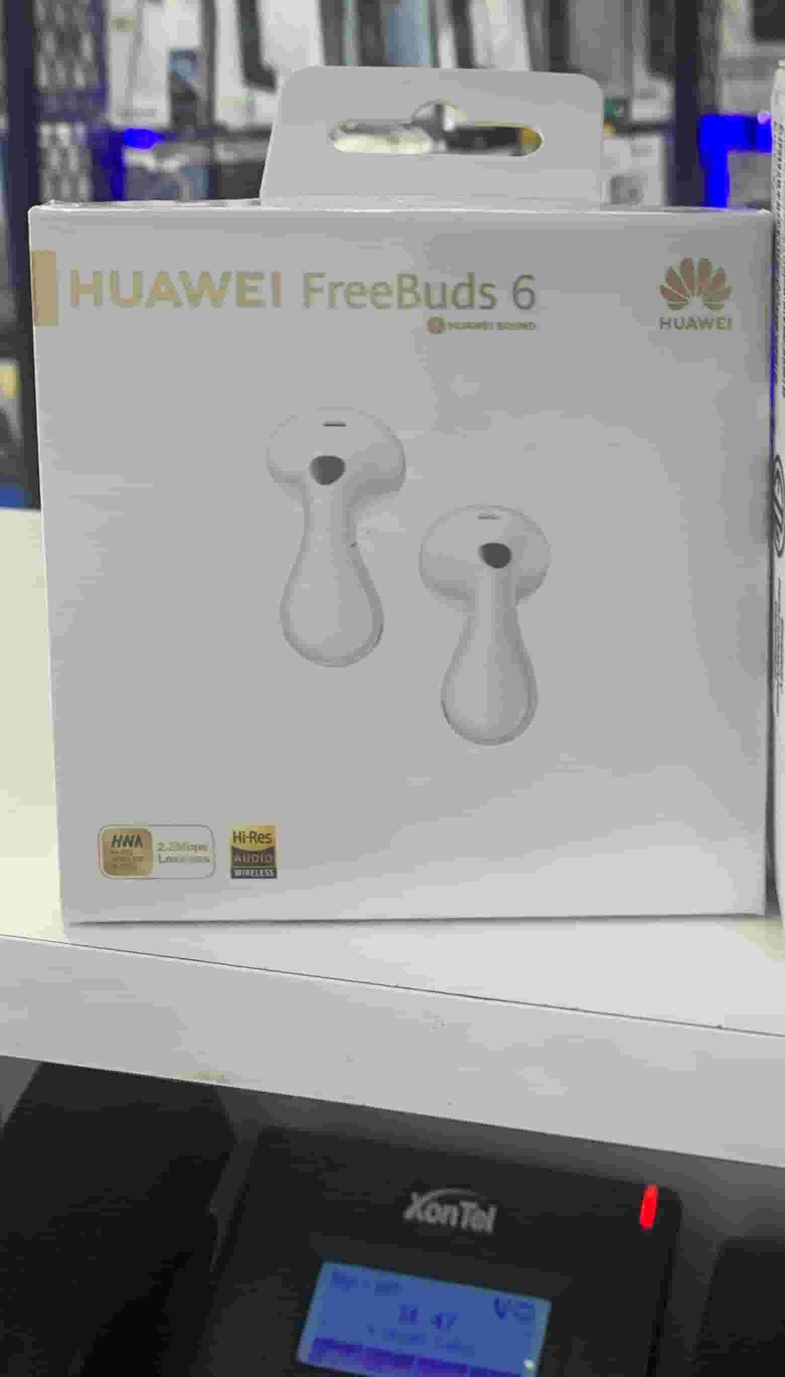Huawei Freebuds 6 in white 