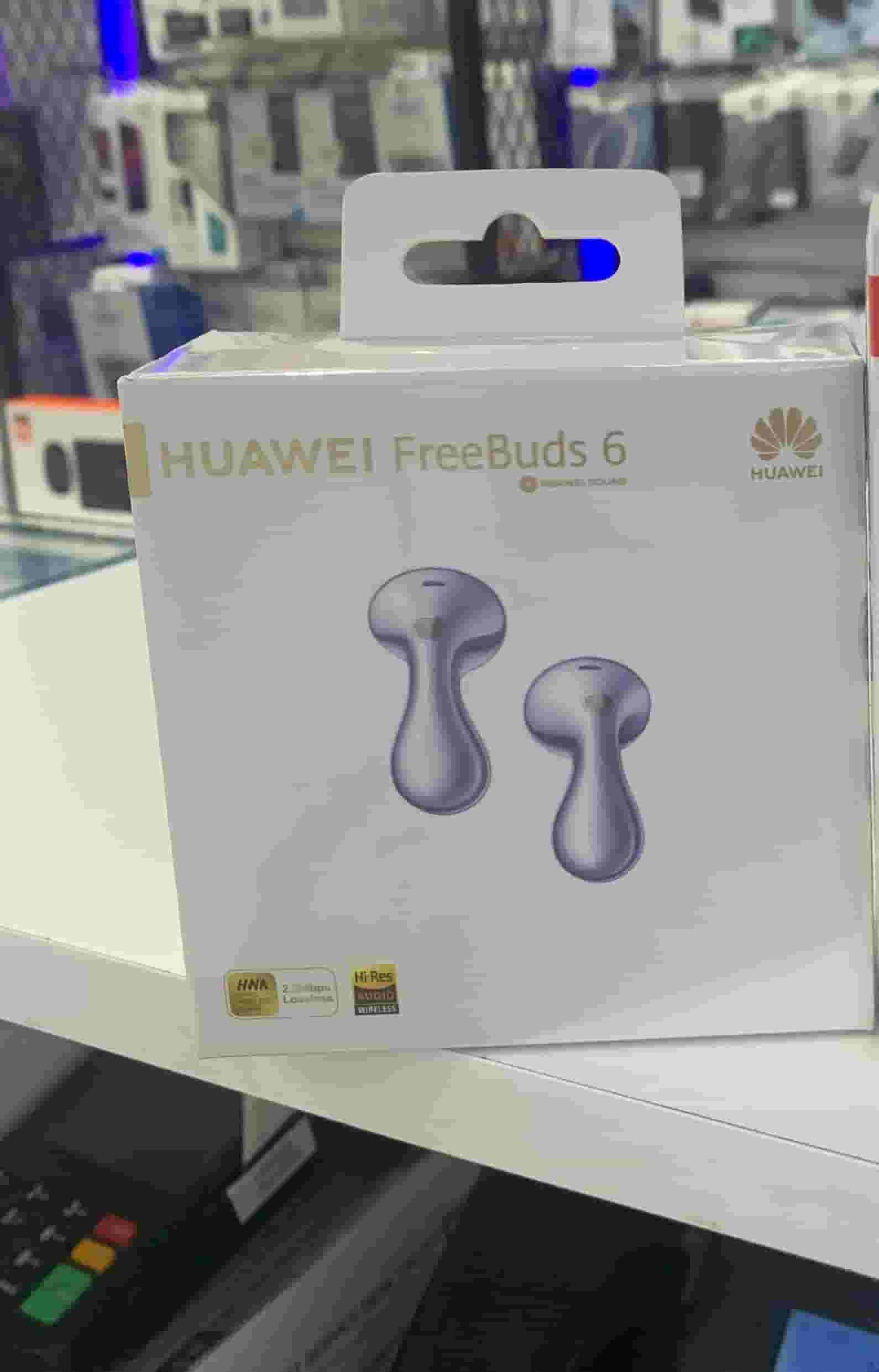 Huawei Freebuds 6 in purple 