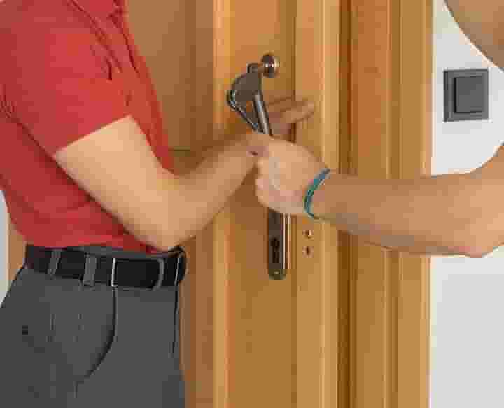 نجار متخصص في صيانة الأثاث