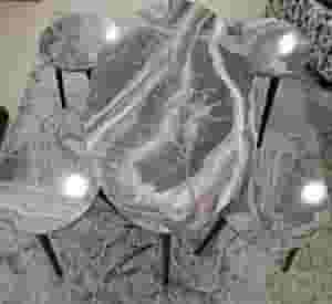 للبيع طاولة وسط مع ٤ طاولات جانبية