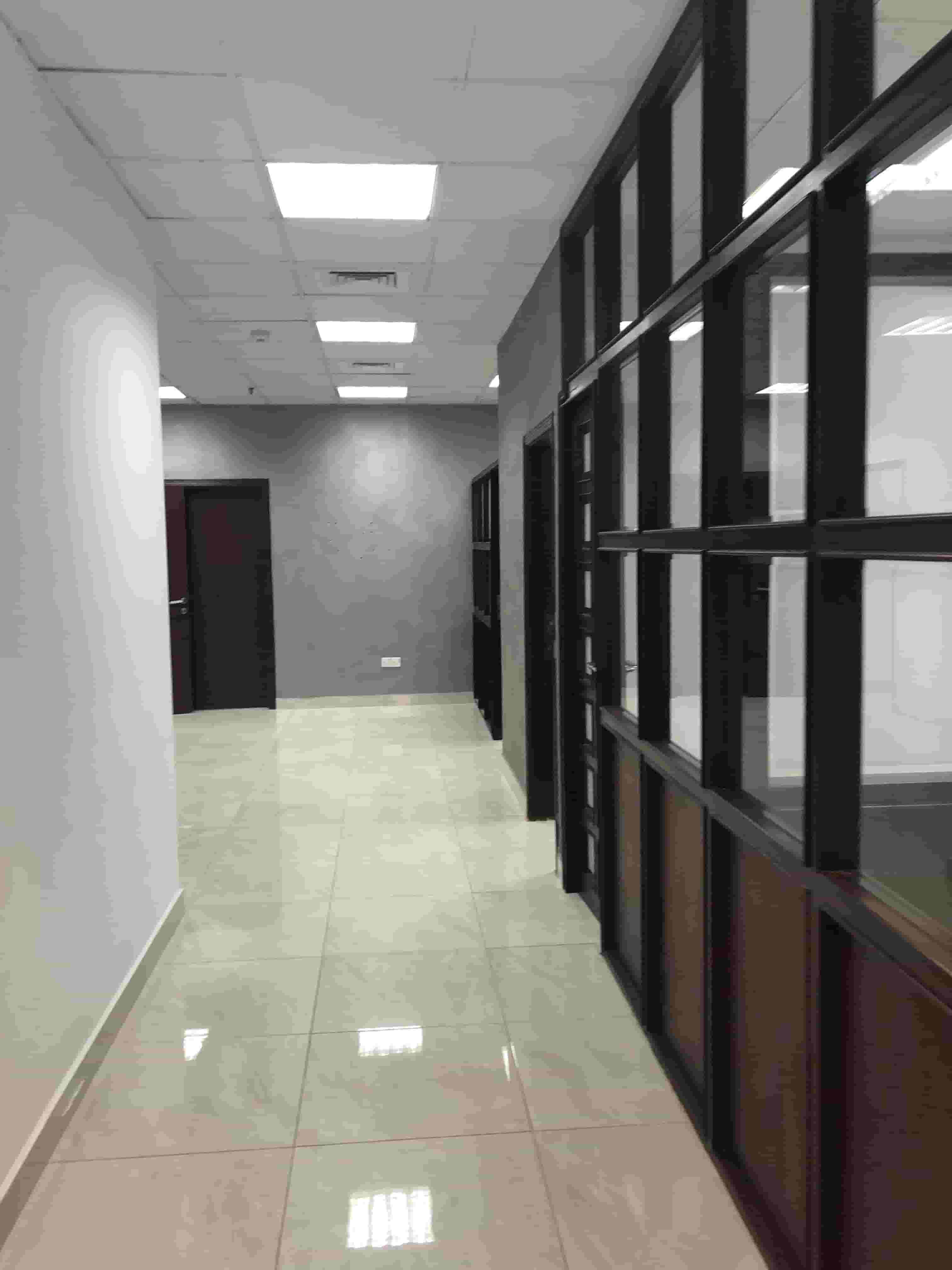 للإيجار مكتب تجاري كبير ببرج جديد بالقبلة 135م