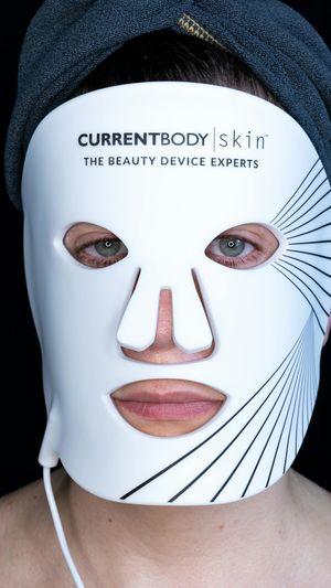 Face mask to treat skin problems with infrared radiation 