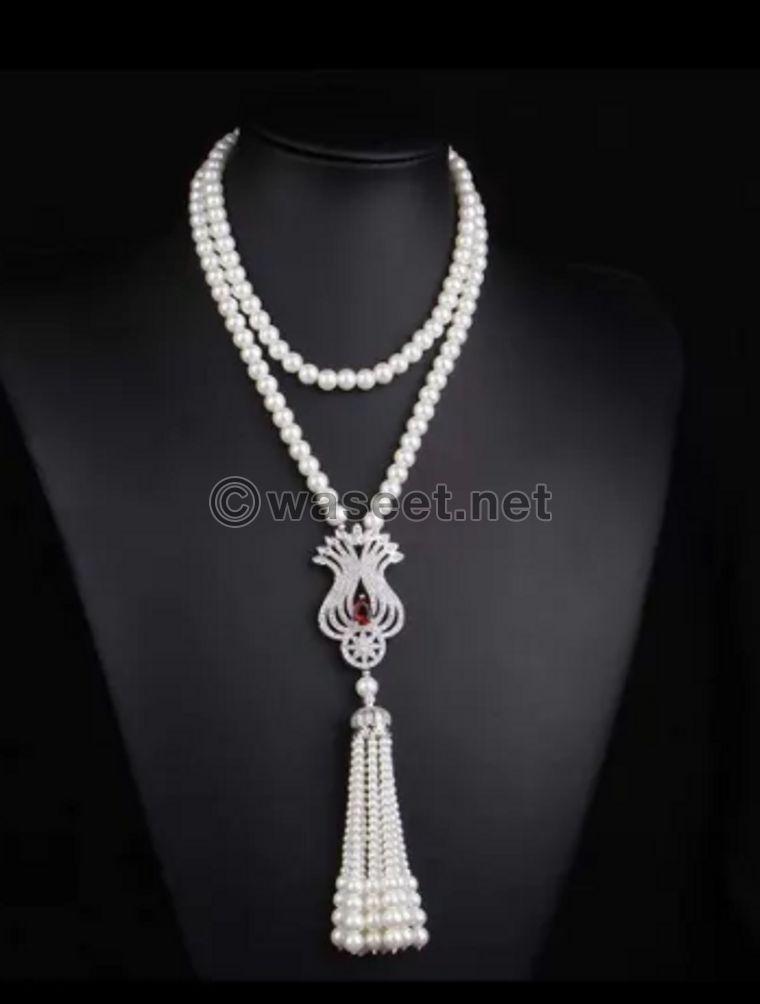 For sale a set of zircon and luxury pearl necklaces 0