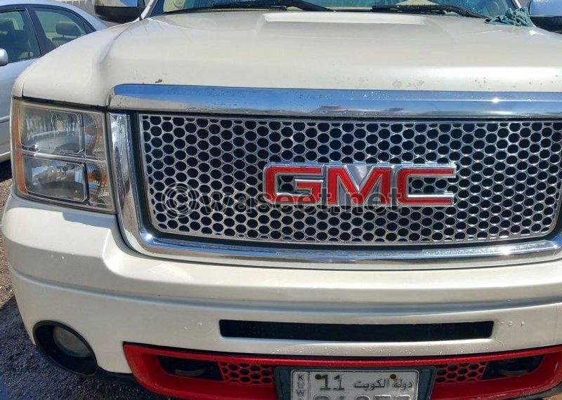 GMC Denali model 2012 11