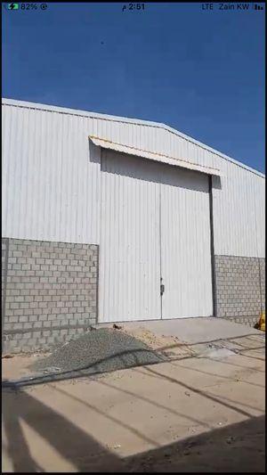 For rent a 5000 m warehouse in Mina Abdullah, fire station, electricity and municipality are licensed 