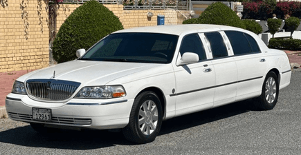 Lincoln Town Car Limousine Model 2004