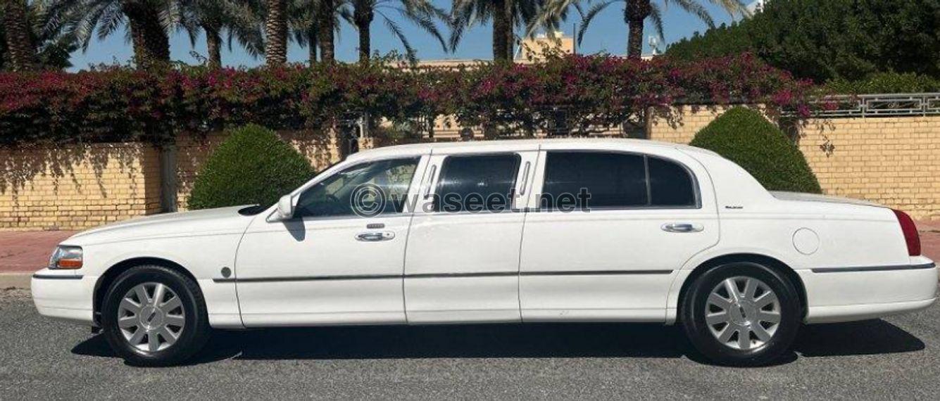 Lincoln Town Car Limousine Model 2004 1