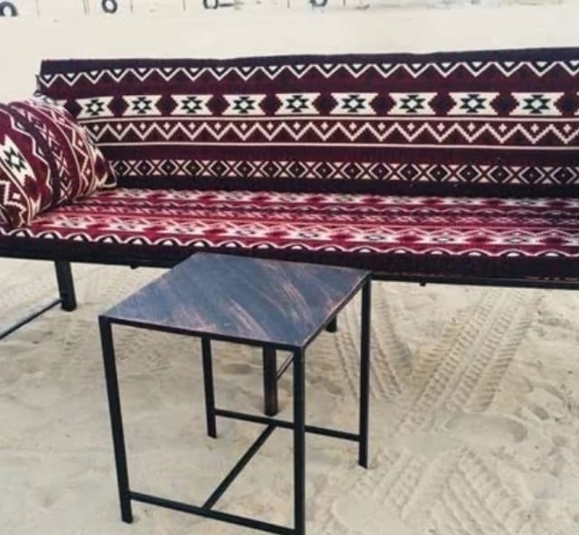 كراسي خشب وحديد