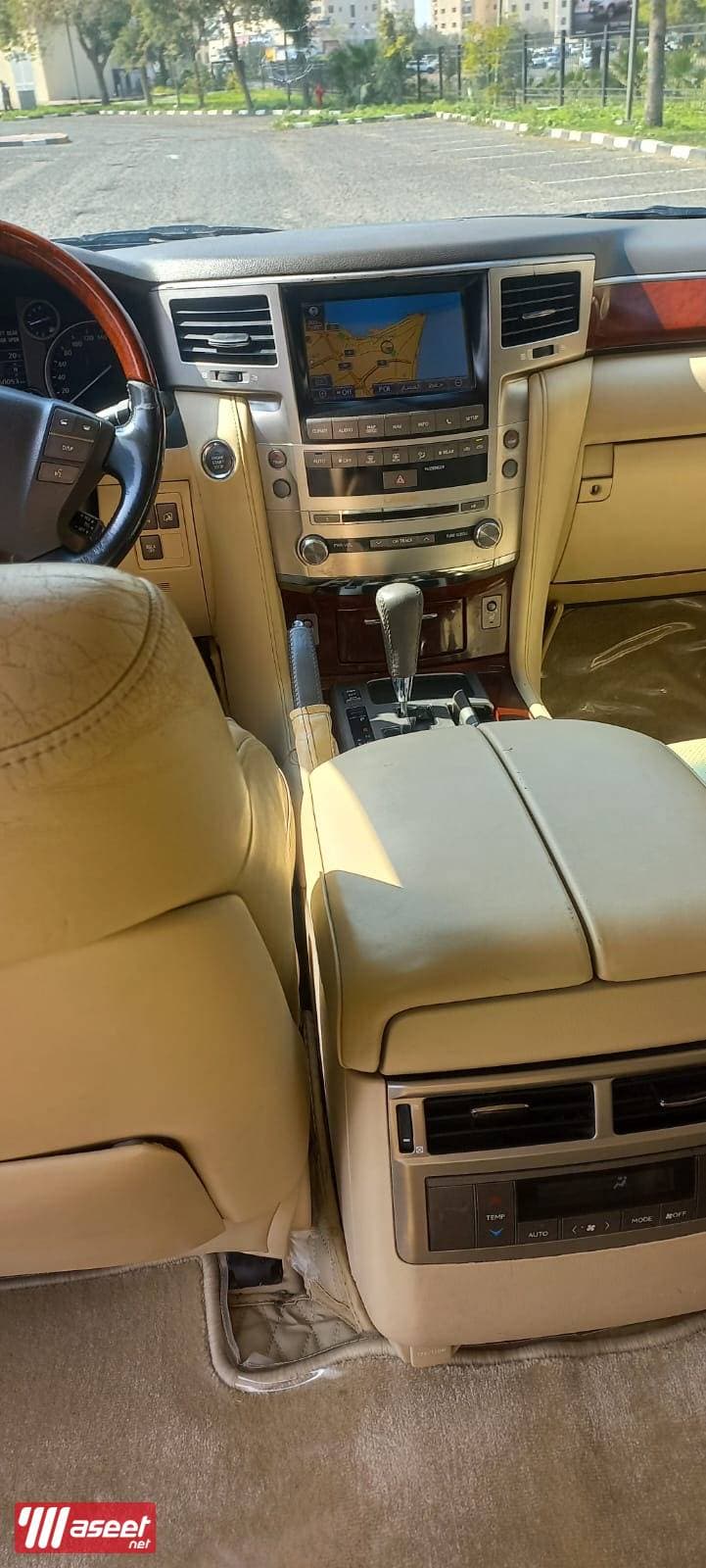 Lexus LX570 2013 1