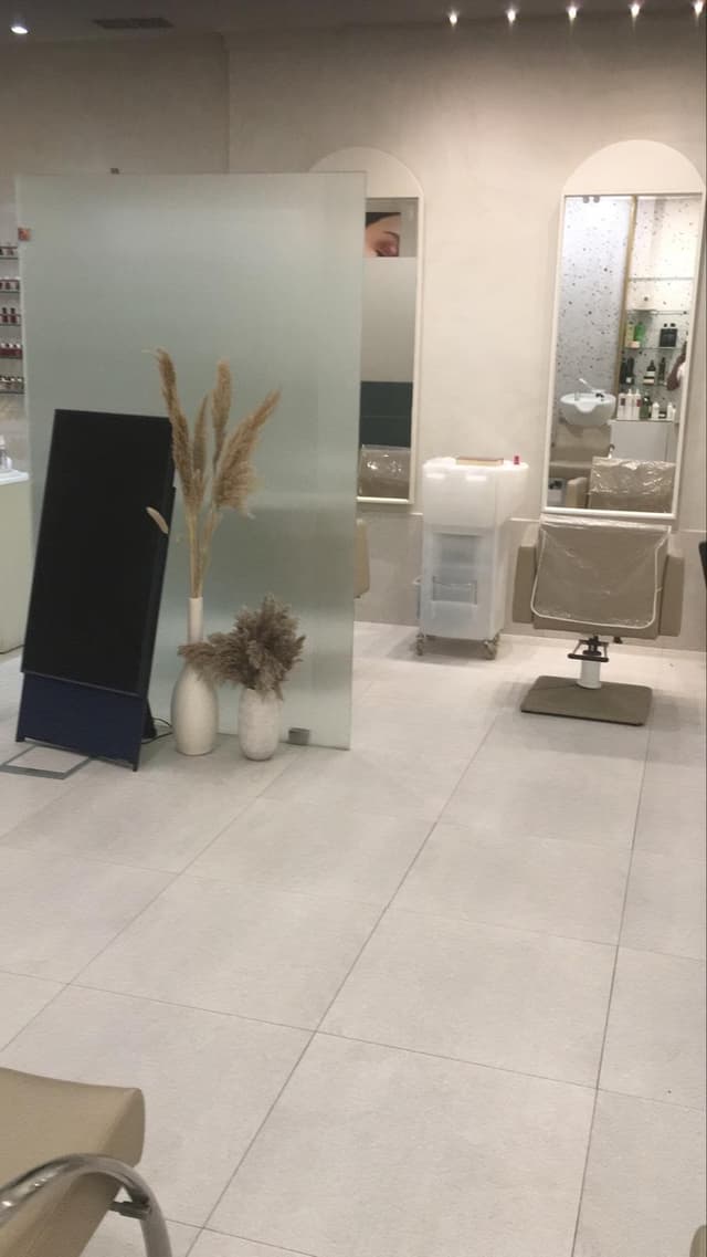A hair and nail employee is required