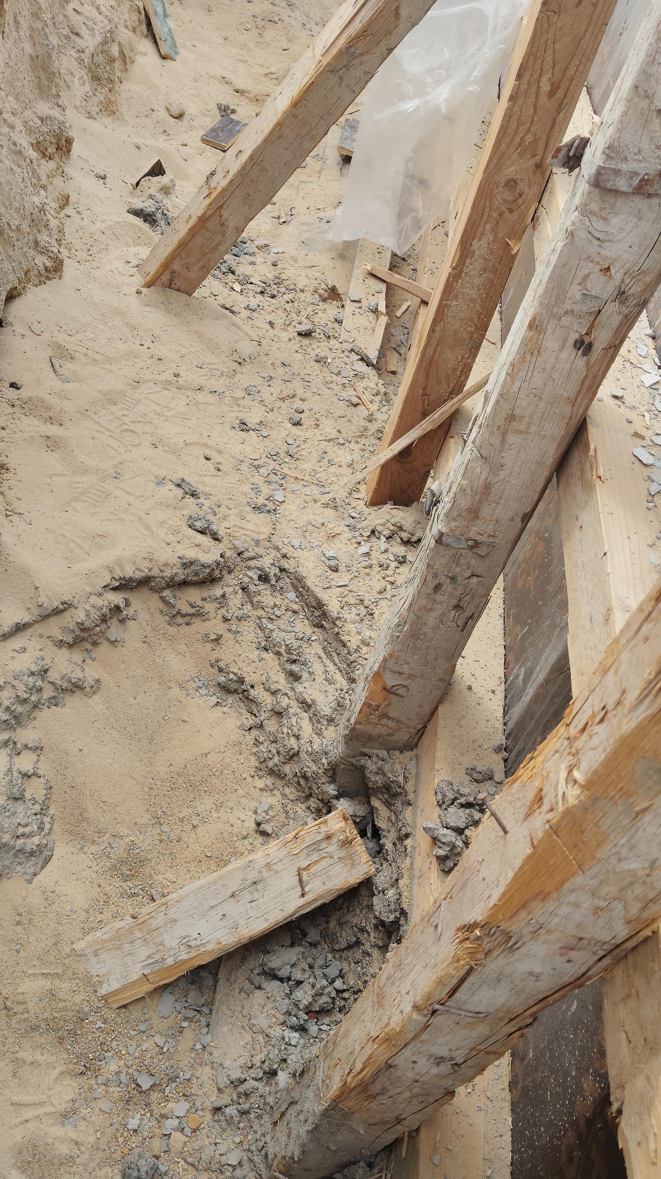 A floor cleaning and crushing worker looking for a job 0