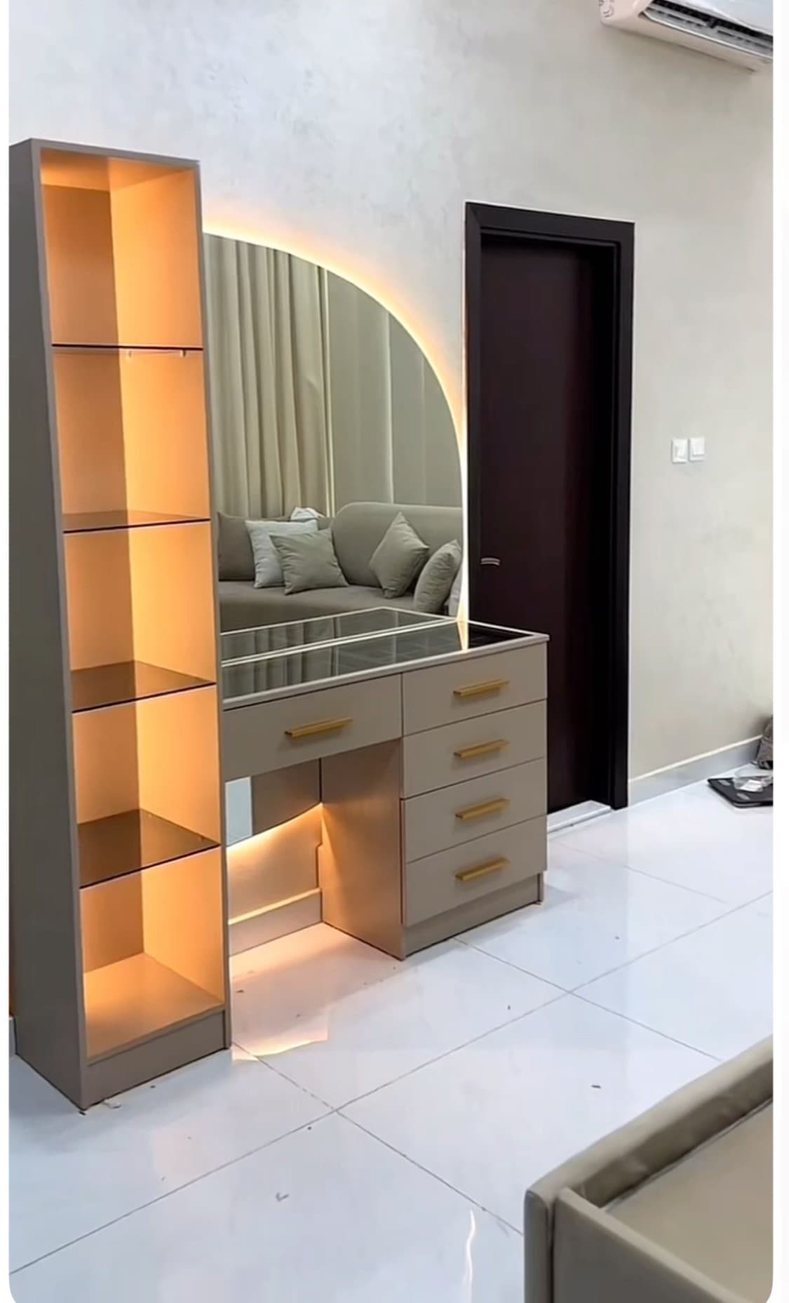 Carpenter to separate the screws and beds 0
