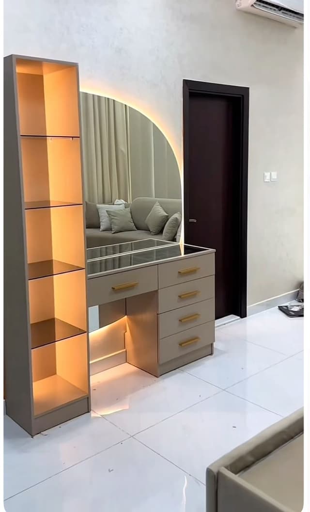 Carpenter to separate the screws and beds
