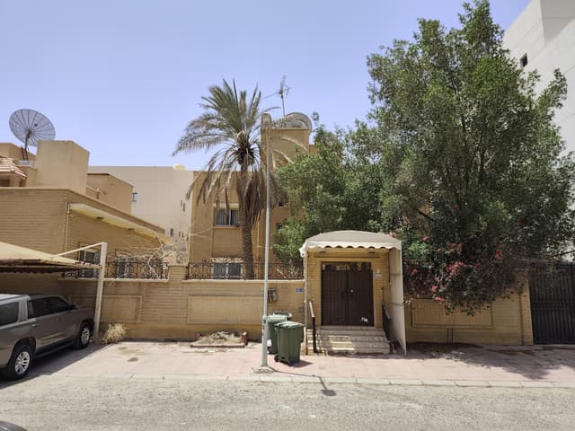 For sale a demolition house in Al-Surra 750 meters
