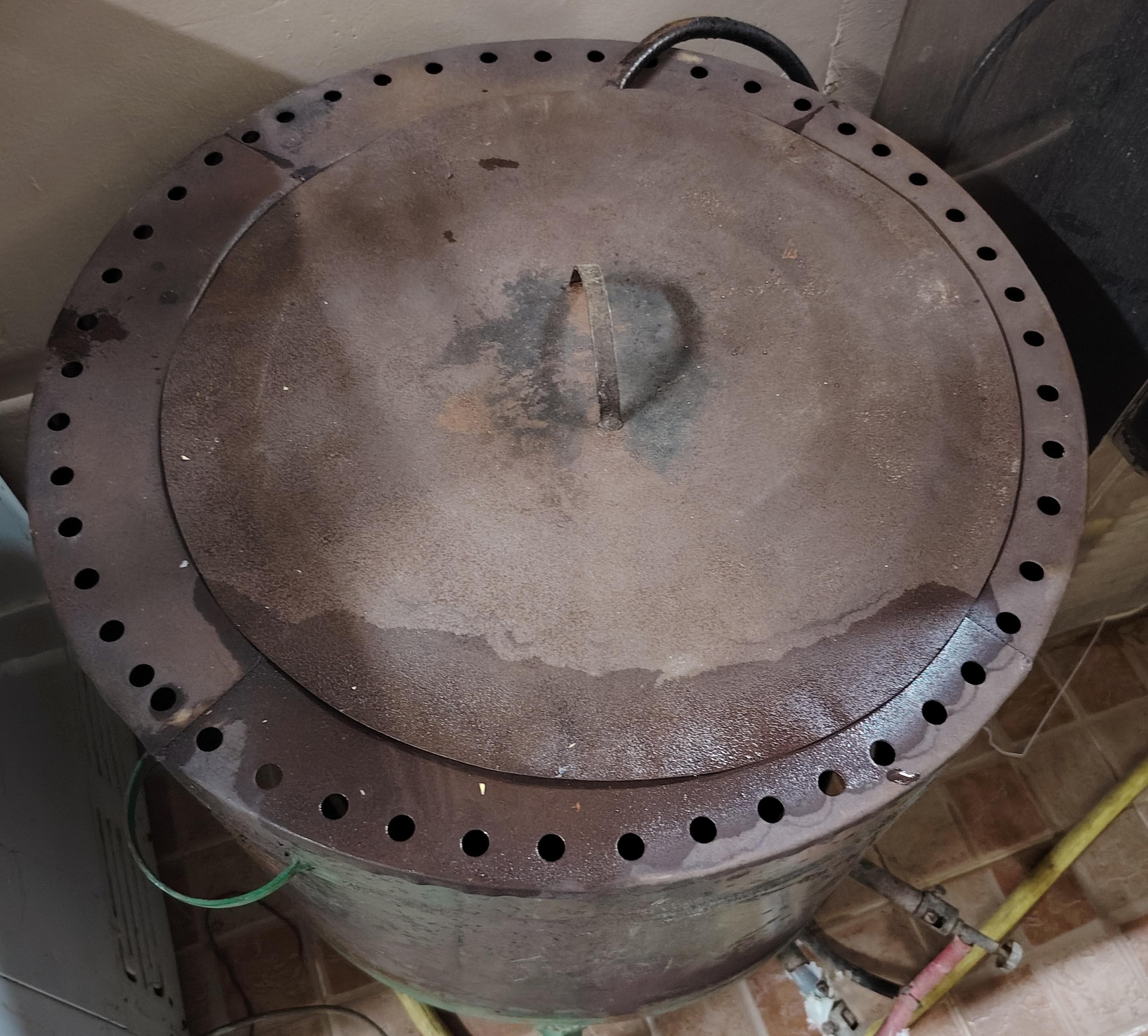 For sale a large tandoor to prepare bread 0