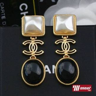  A collection of accessories for women 4