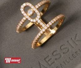  A collection of accessories for women 7