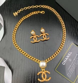 A collection of accessories for women 0