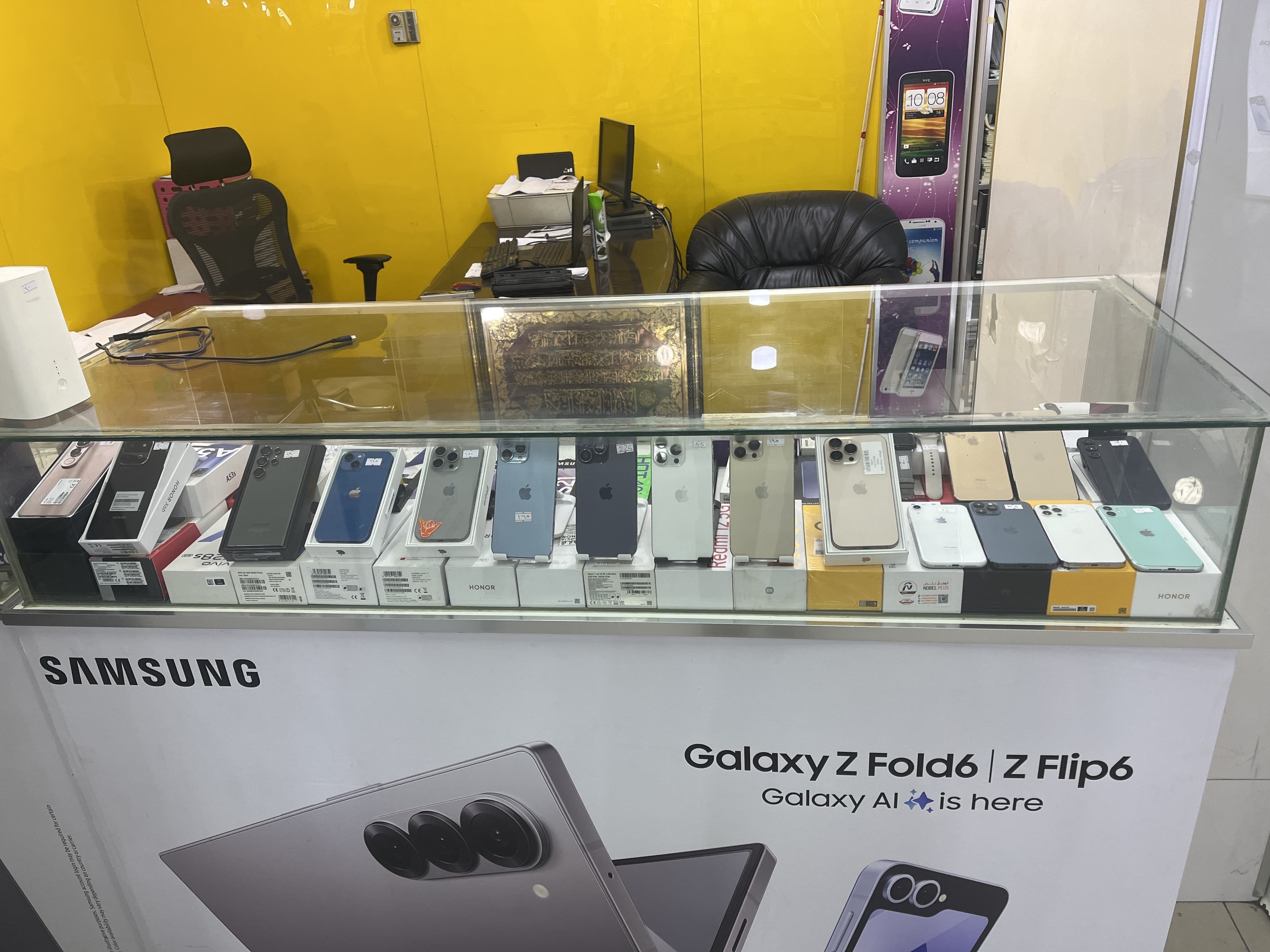 Used iPhone and Samsung devices in new condition 0