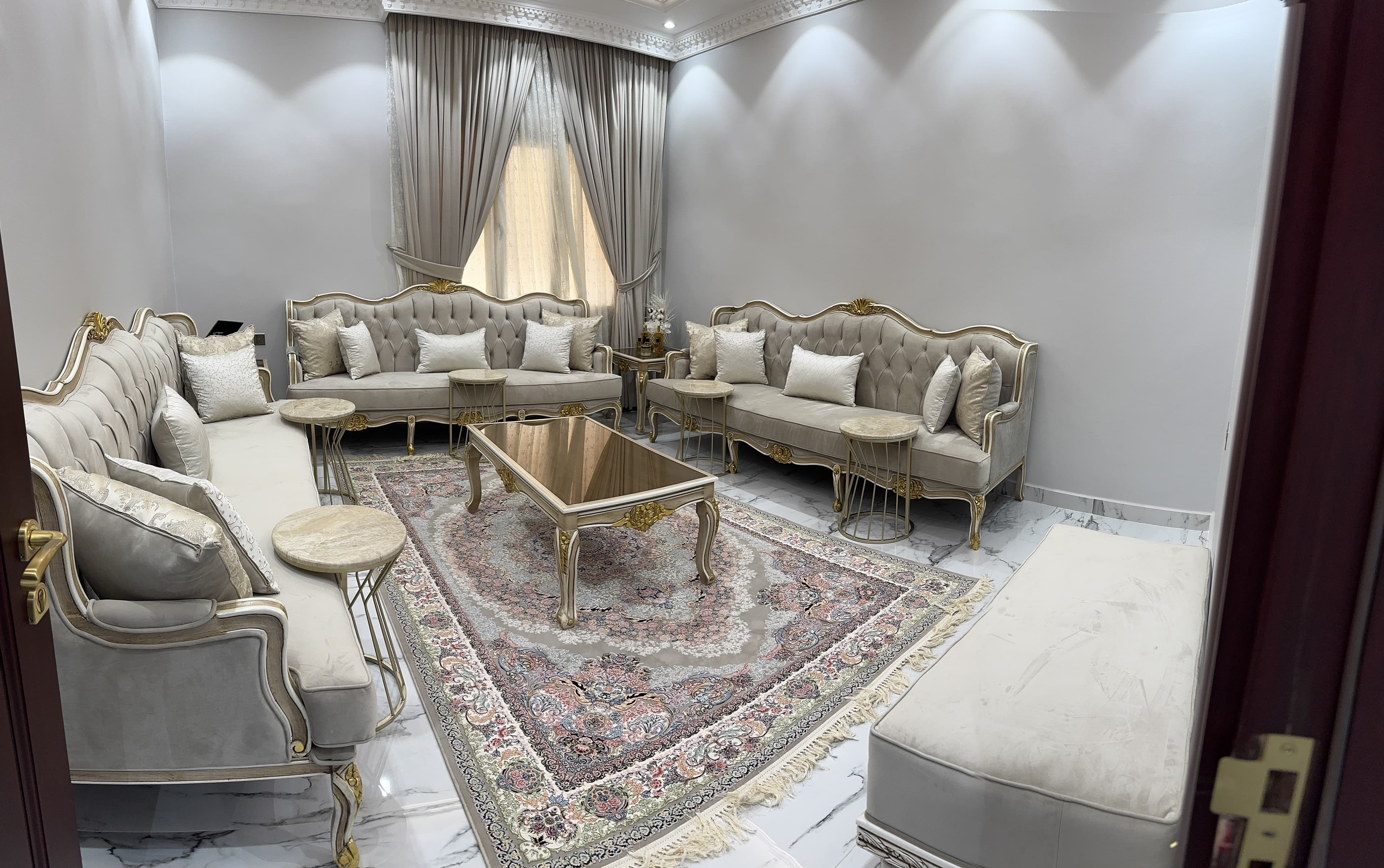 A full living room 0