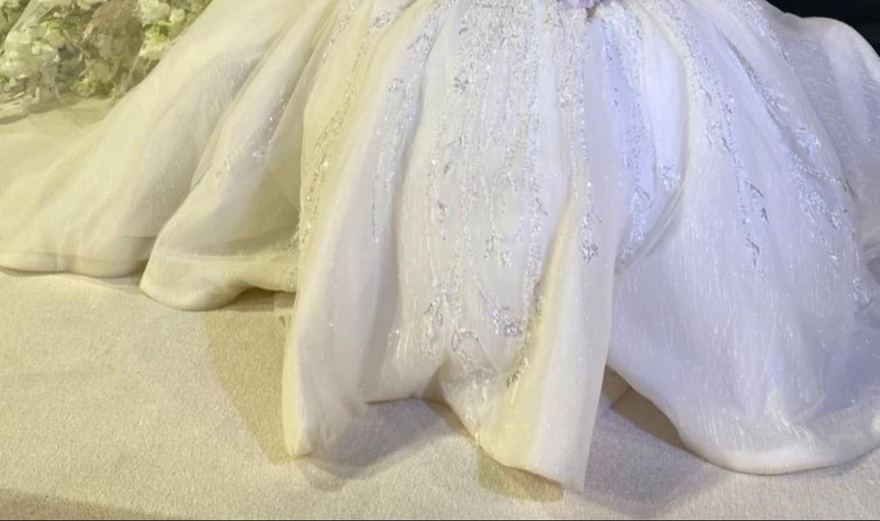 The wedding dress is a single dress 0