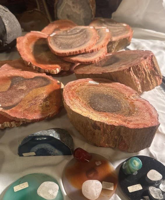 pieces of natural stones  0