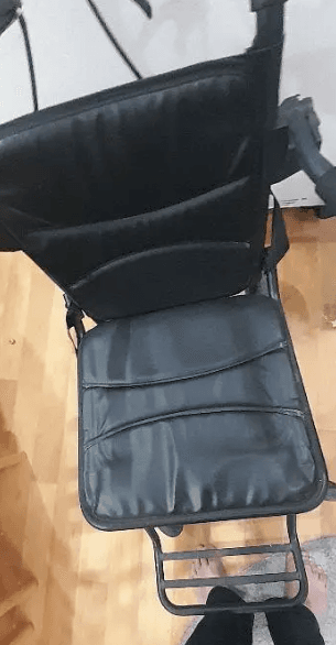 كرسي متحرك لذوي الاحتياجات الخاصة