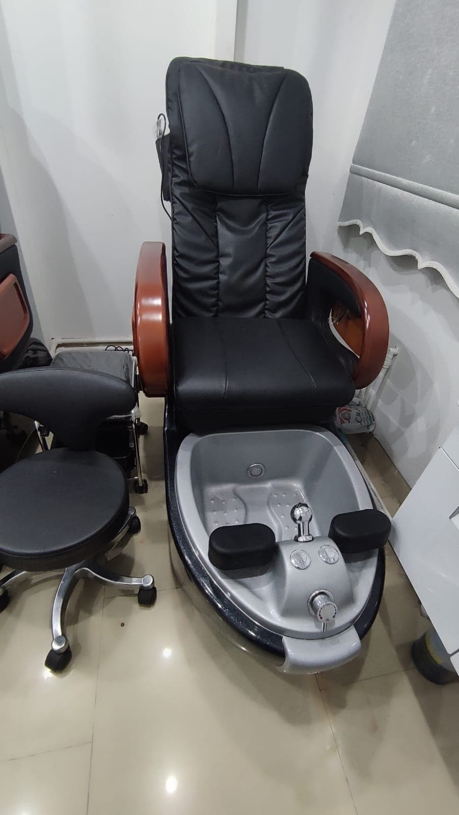 Pedicure chairs for a beauty salon for sale  2
