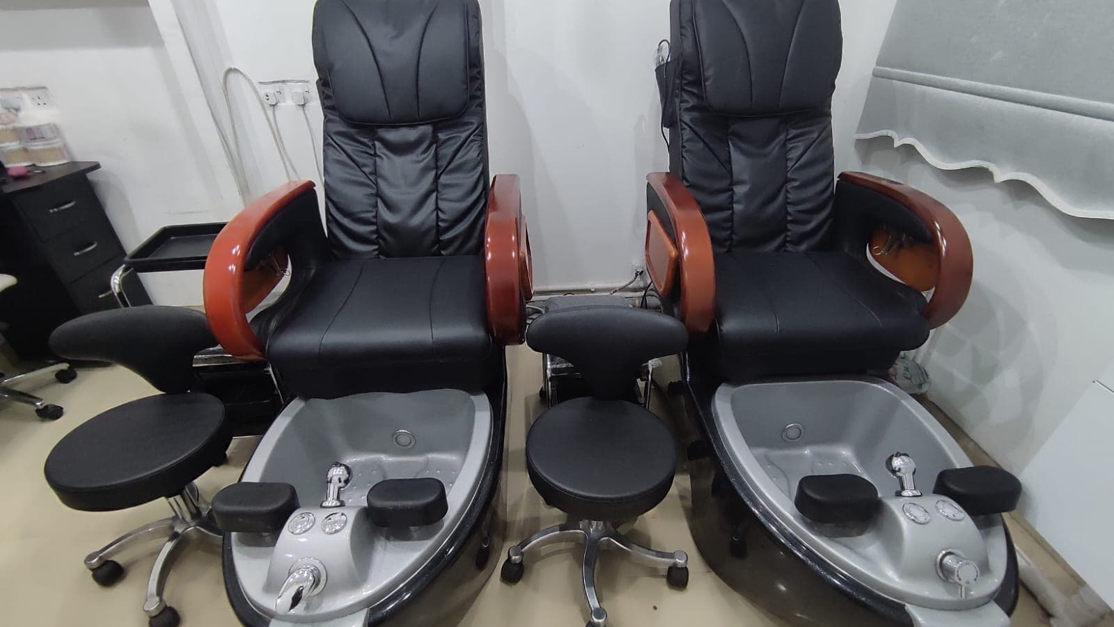 Pedicure chairs for a beauty salon for sale  3