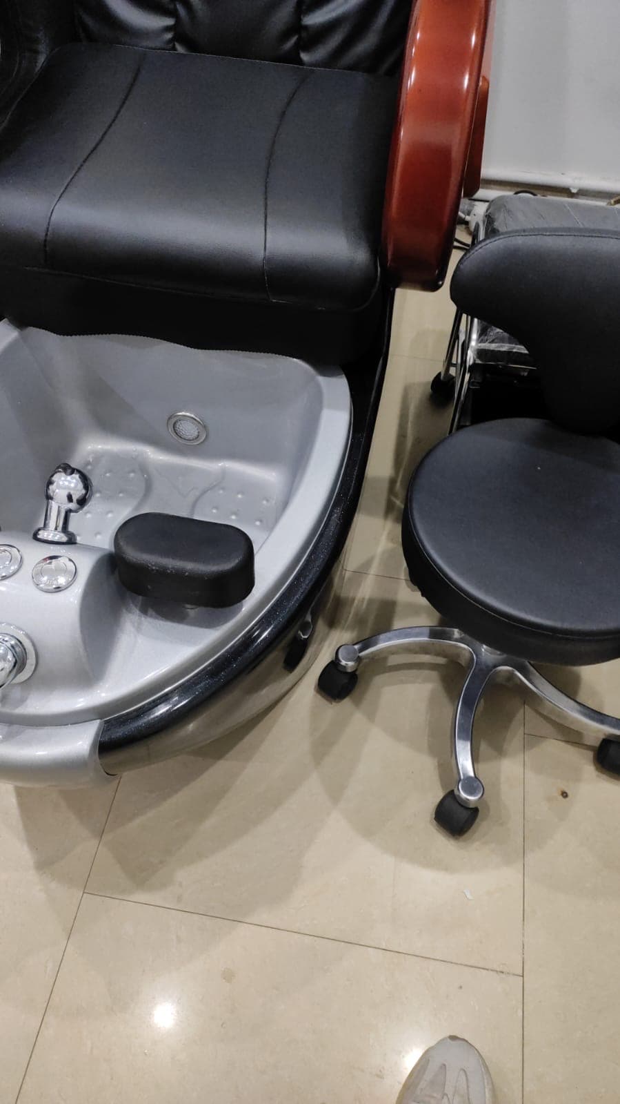 Pedicure chairs for a beauty salon for sale  4