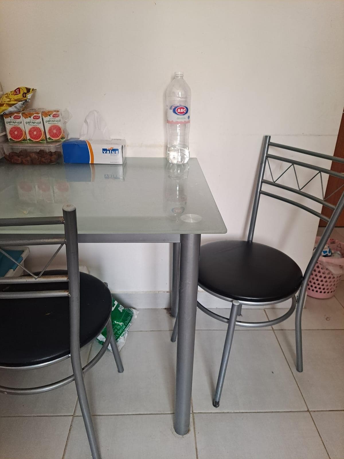 Glass table for sale 10kd 1