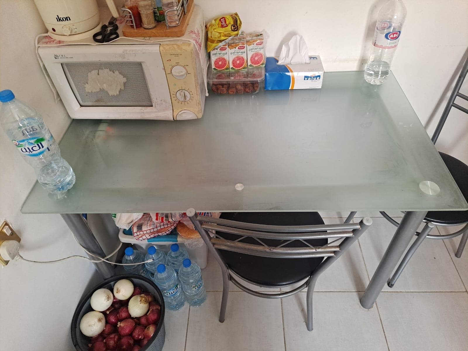 Glass table for sale 10kd 2