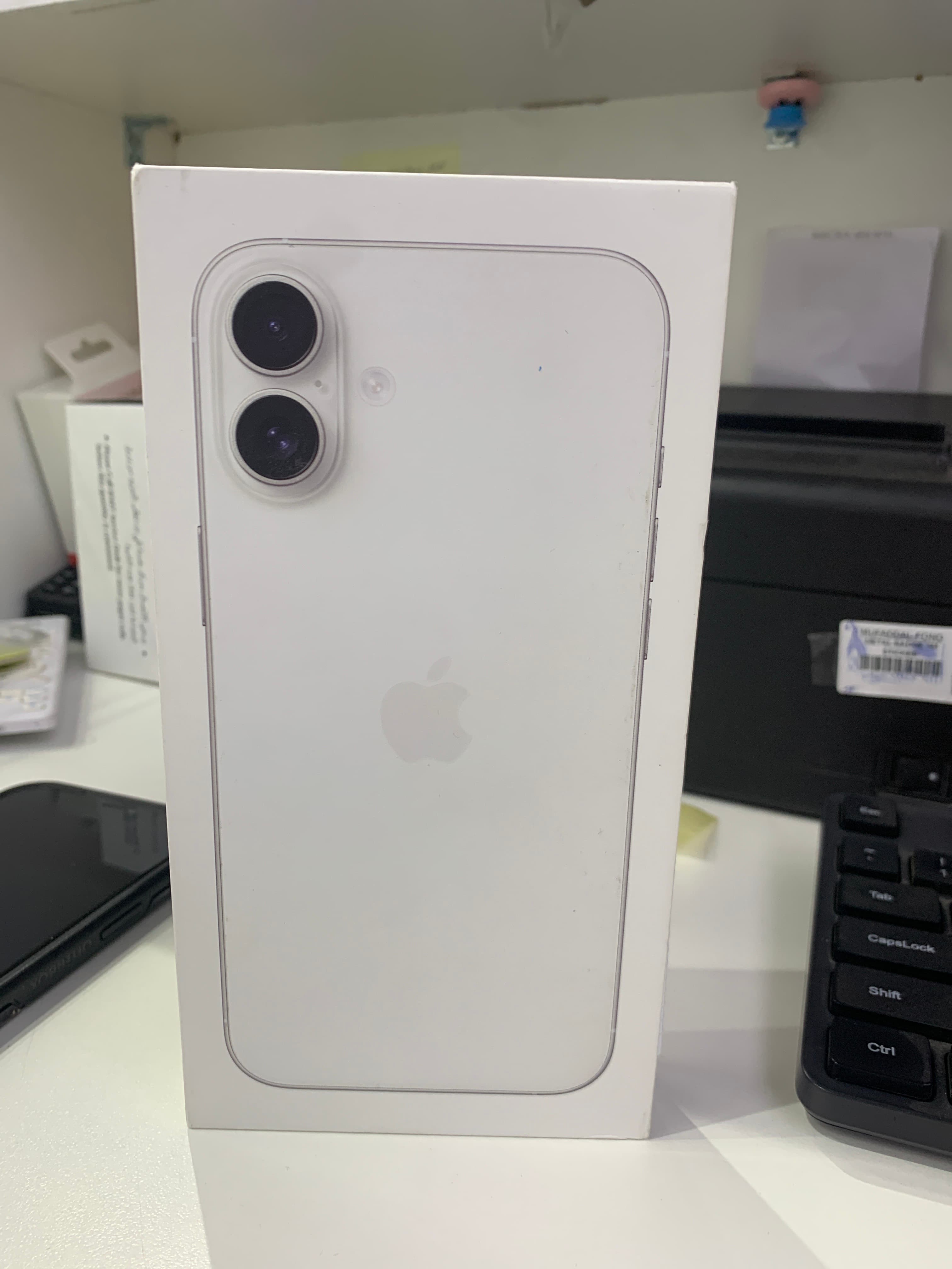 آيفون 16 بلس 256 جيجابايت أبيض 0