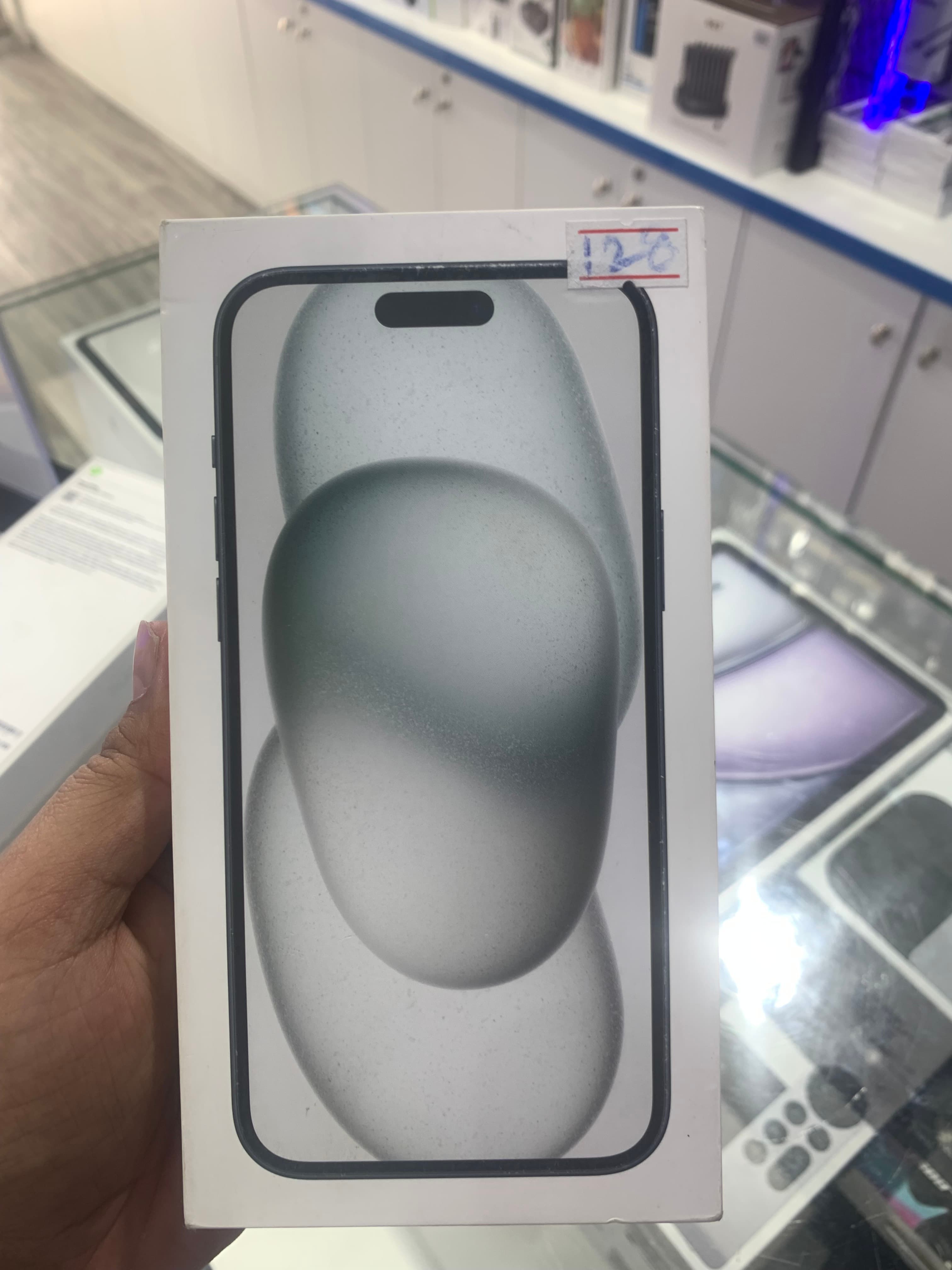 آيفون 15 بلس 128 جيجابايت أسود 0