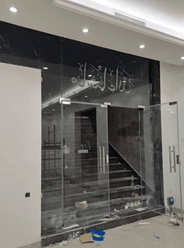 فني زجاج متخصص