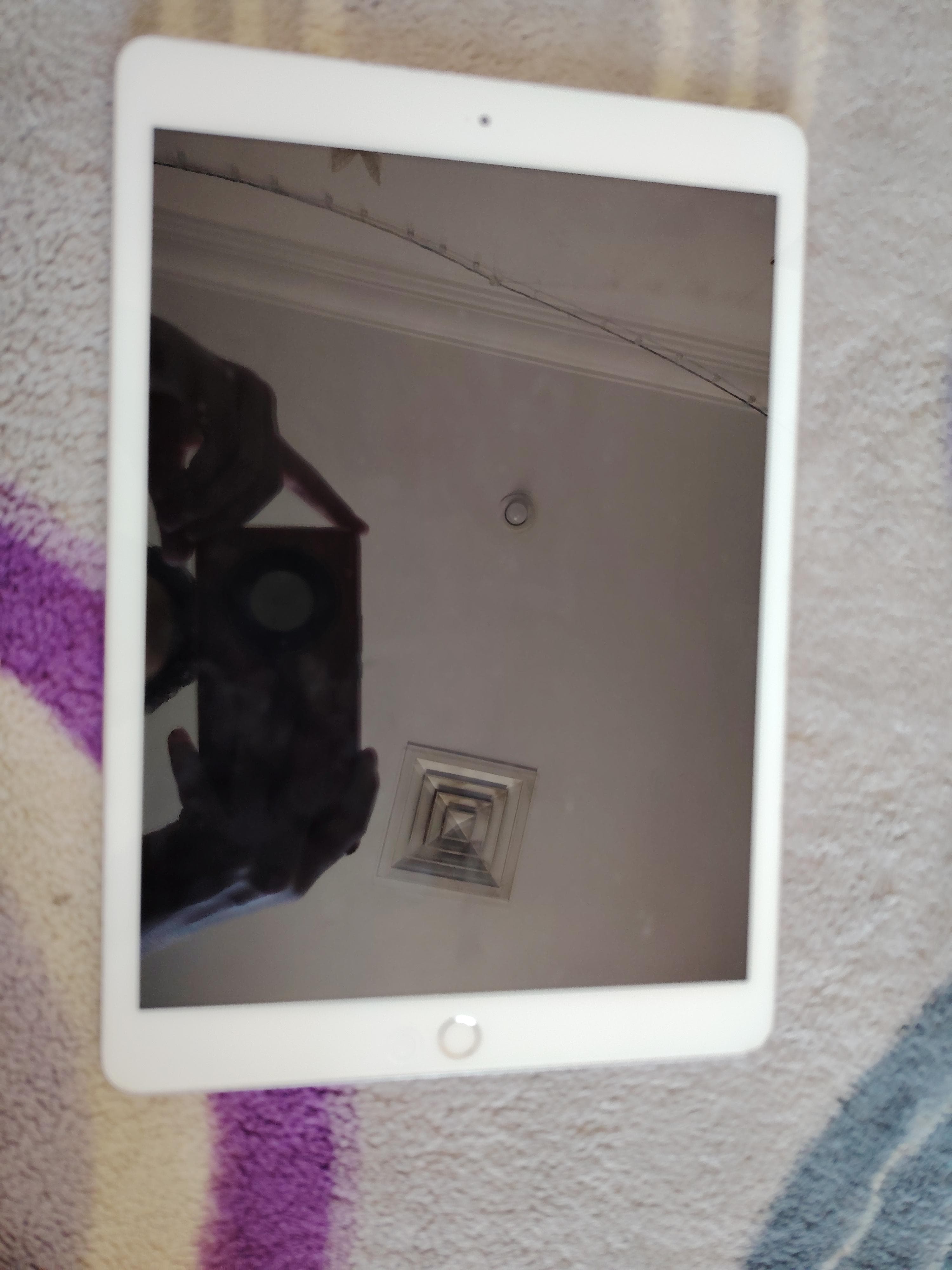 iPad Gen 8 32GB in good condition 2