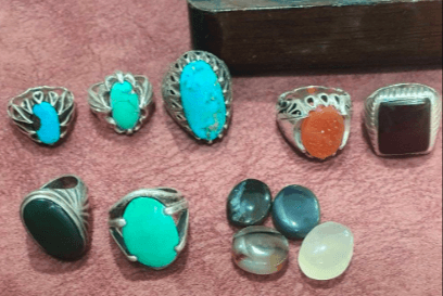  For sale a luxurious set of precious stones 2
