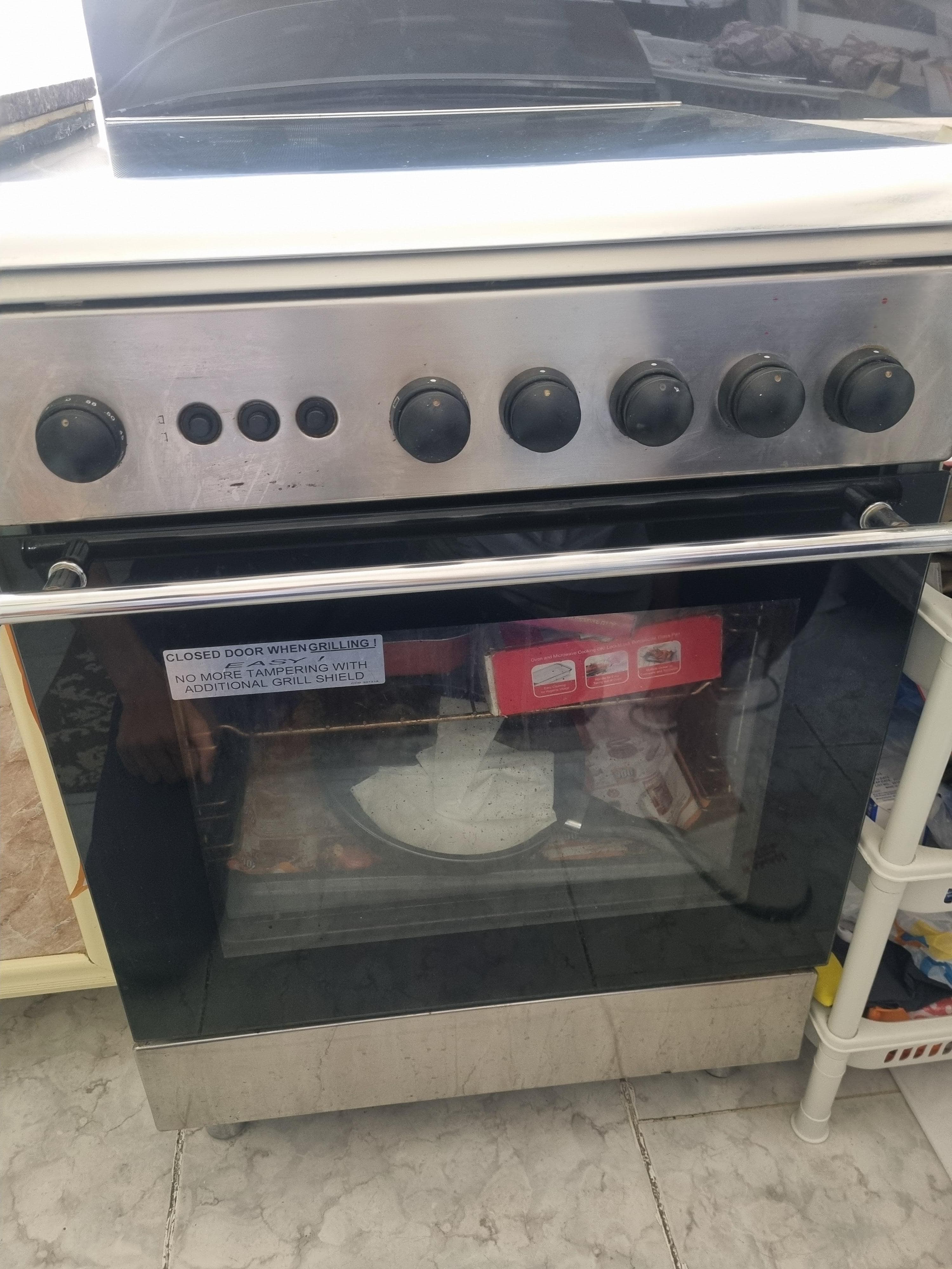 Gas cooker with oven in great condition  0