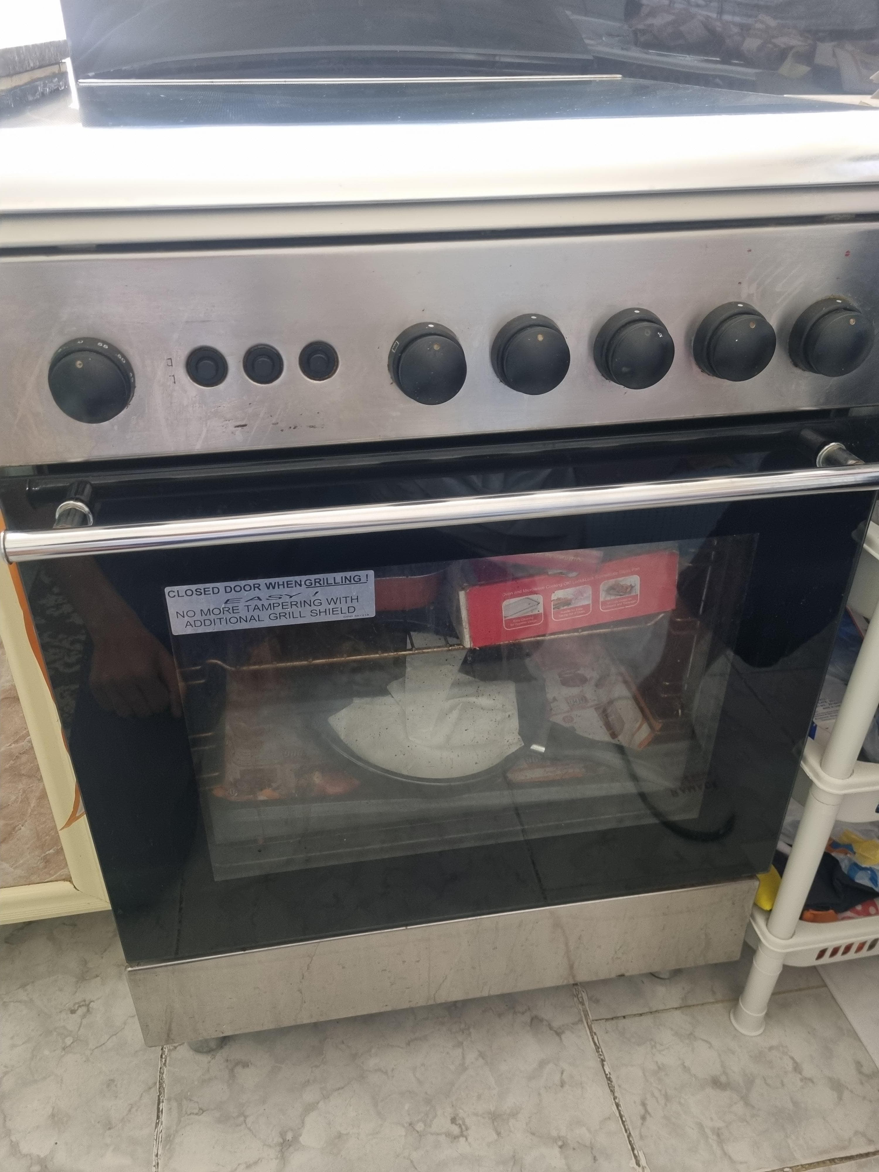 Gas cooker with oven in great condition  1