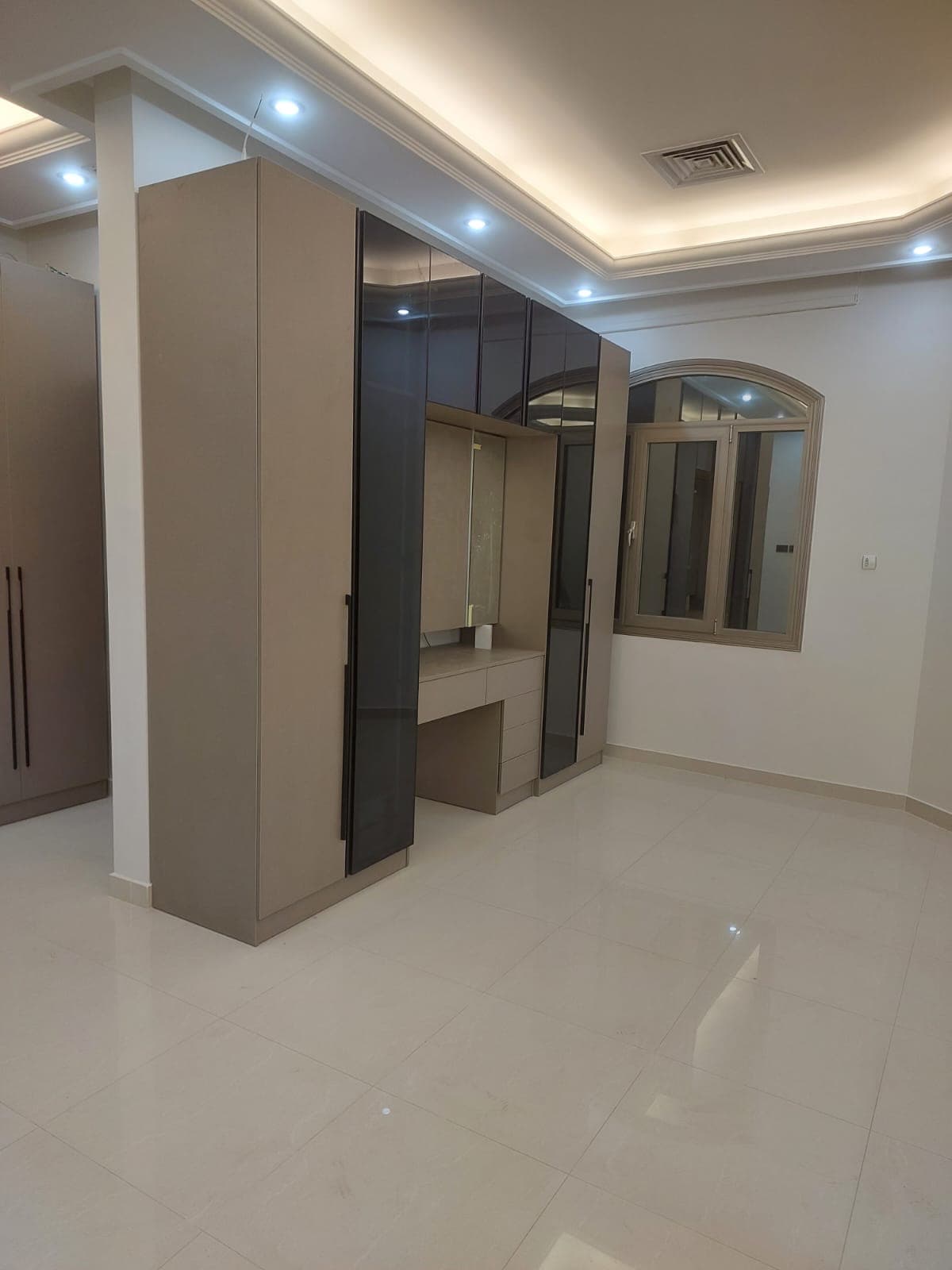 Carpenter maintenance and separation of decoration and furniture 3